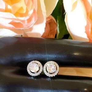𝅺cubic Zirconia Silvertone Classic Stud Earrings